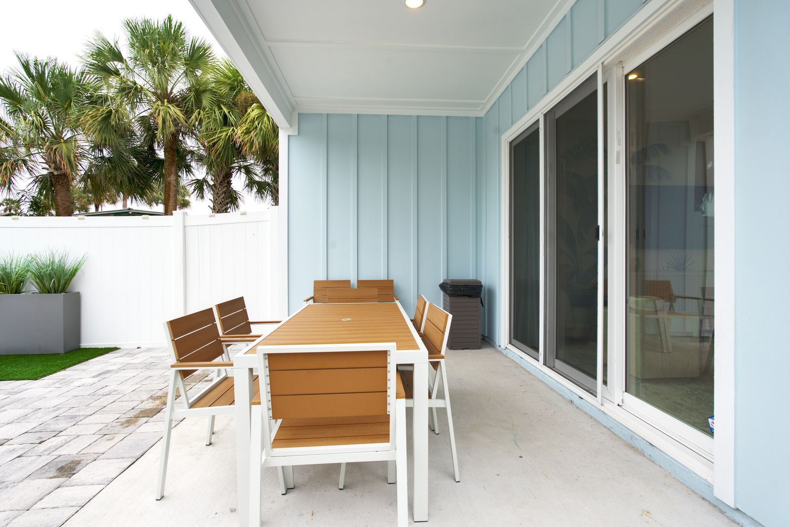 Covered patio with outdoor dining